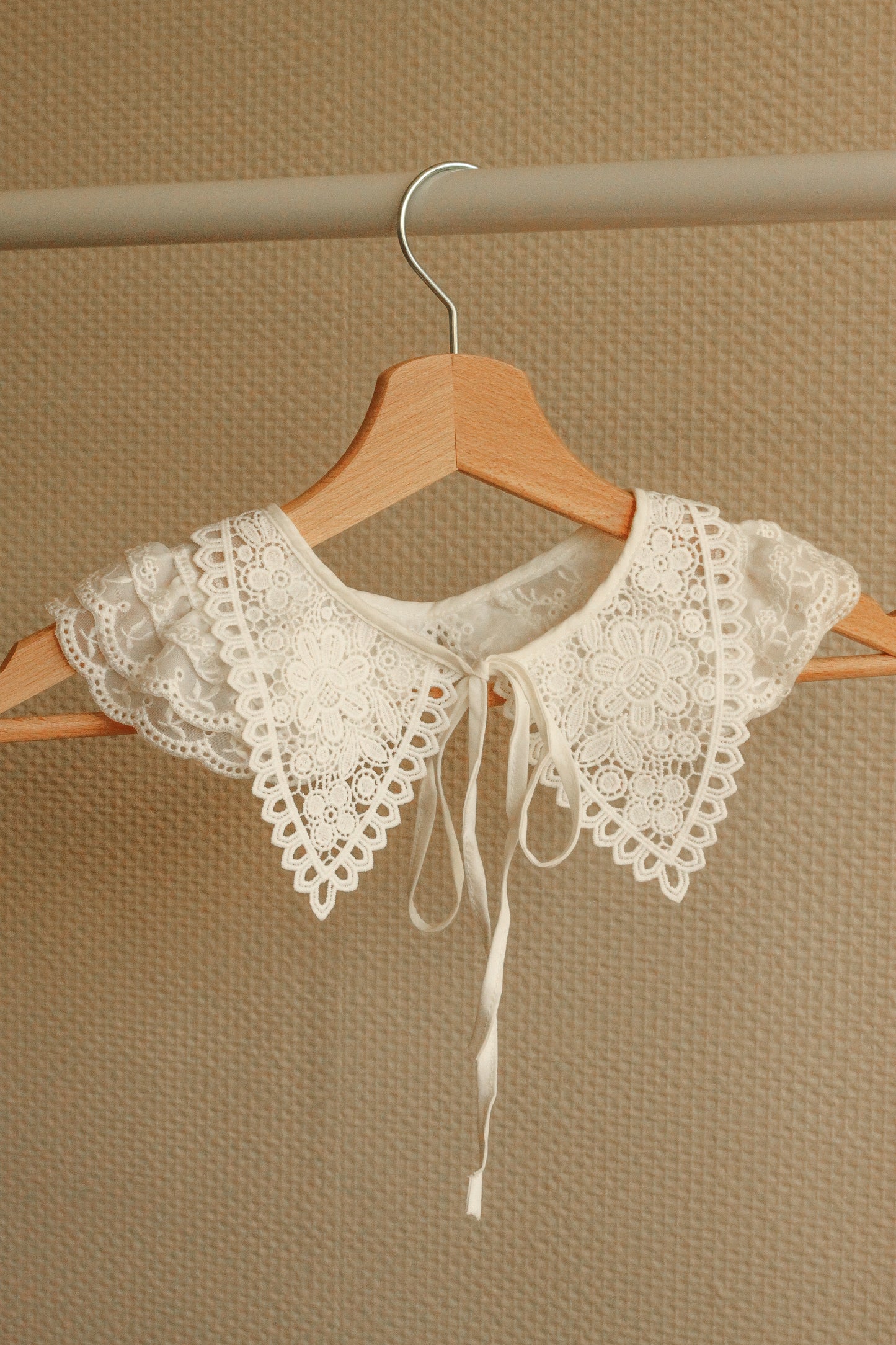 EMBROIDERY REMOVABLE COLLAR